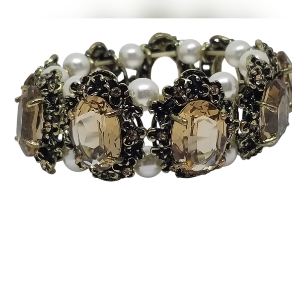 VINTAGE ORNATE GOLDTONE, AUSTRIAN CRYSTAL & FAUX PEARL STRETCH BRACELET - Picture 5 of 7